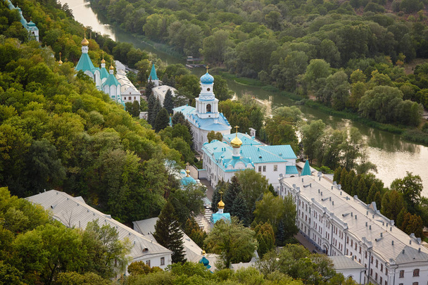 Rio Seversky Donets, Montanhas Sagradas e Sviatogorskaya Lavra em Sviatogorsk
. - Foto, Imagem