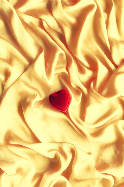 Confezione regalo di gioielli a forma di cuore rosso su seta dorata - San Valentino, vero amore, fidanzamento e concetto di proposta. Vuoi sposarmi?
? - Foto, immagini