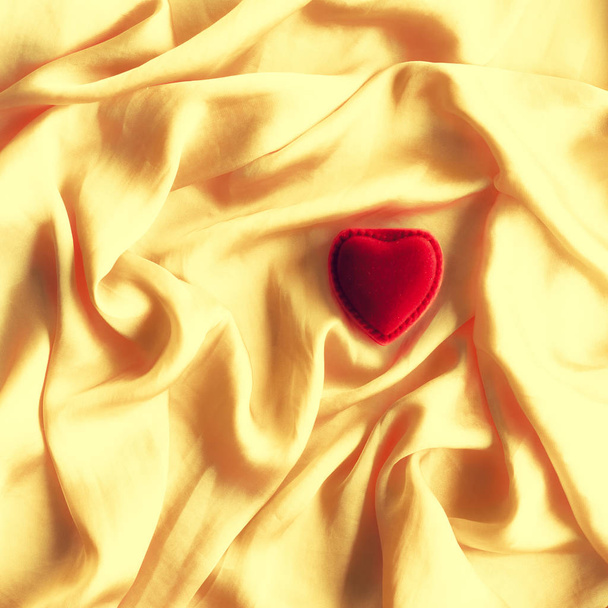 Caixa de presente de jóias em forma de coração vermelho na seda dourada Dia dos Namorados, verdadeiro amor, noivado e conceito de proposta. Casas comigo?
? - Foto, Imagem