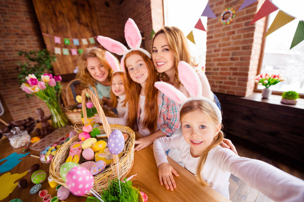 Close up photo company foxy three small girls children day easter two mommy pretty table full handmade craft big wooden have good great time together make take selfies speak talk tell skype video call - Foto, Imagem