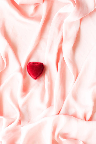 Punainen sydämen muotoinen koruja lahjapakkauksessa vaaleanpunainen silkki - Ystävänpäivä, tosi rakkaus, sitoutuminen ja ehdotus käsite. Olisitko ystävänpäiväni?
? - Valokuva, kuva