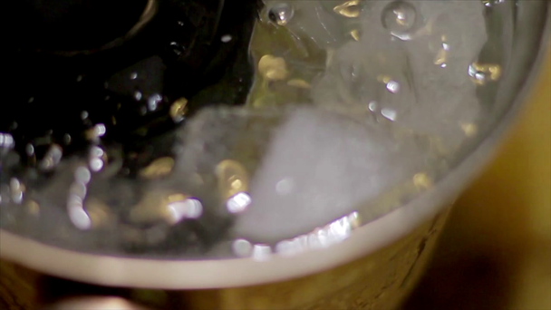 primo piano vista bottiglia di alcol in secchio con ghiaccio
 - Filmati, video