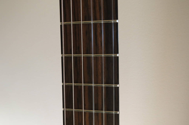 классическая гитара с нейлоновыми струнами
 - Фото, изображение