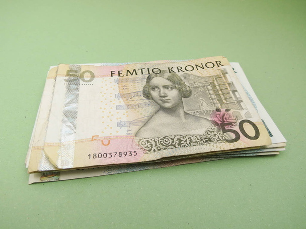 Moneda sueca SEK de Suecia sobre fondo azul
 - Foto, Imagen