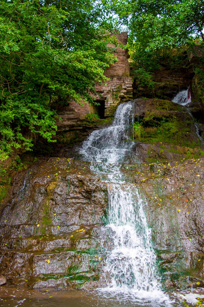 Foto de alta bela cachoeira nas montanhas
 - Foto, Imagem