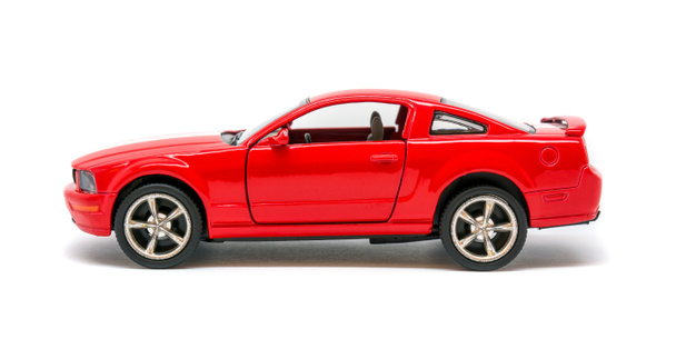 Beyaz arka plan üzerinde izole küçük kırmızı oyuncak model araba fotoğrafı - Fotoğraf, Görsel
