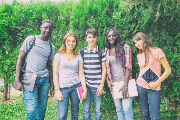 Wieloetniczna grupa nastolatków cieszących się życiem na świeżym powietrzu. - Zdjęcie, obraz