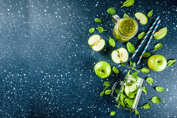 Zelené smoothie s špenát a jablka, čerstvé veganskou, vitaminový nápoj, tmavě modré konkrétní tabulkový pohled shora kopie prostor - Fotografie, Obrázek