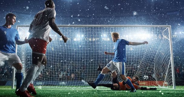 Piłka nożna gry chwili na stadionie profesjonalne - Zdjęcie, obraz