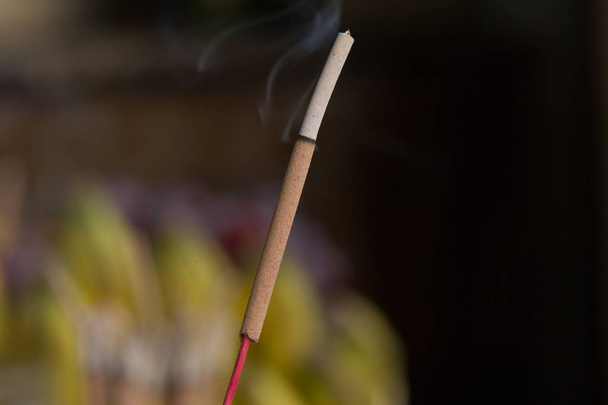 De wierook stokje en de rook van een wierook branden - Foto, afbeelding