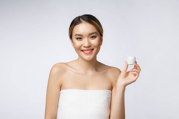 Krásná asijská žena představuje produkt izolovaný na bílém pozadí. COPY SPACE. - Fotografie, Obrázek