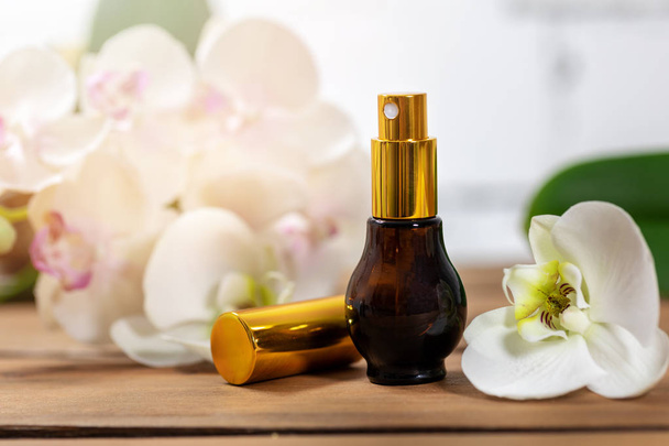 atomizador de perfume de aroma floral con flor de orquídea
 - Foto, imagen