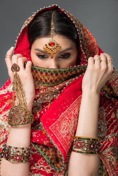 ελκυστική indian γυναίκα με bindi κλείσιμο αντιμετωπίζουν, απομονωμένα σε γκρι  - Φωτογραφία, εικόνα