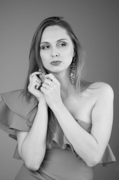 monochrome portrait of beautiful young woman in dress - Fotoğraf, Görsel