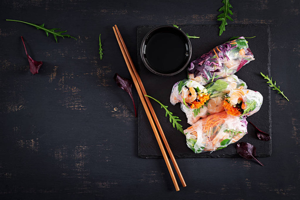 Rouleaux de printemps vietnamiens végétariens aux crevettes épicées, crevettes, carottes, concombre, chou rouge et nouilles de riz. Fruits de mer. Délicieux repas. Vue du dessus, plan, espace de copie
 - Photo, image