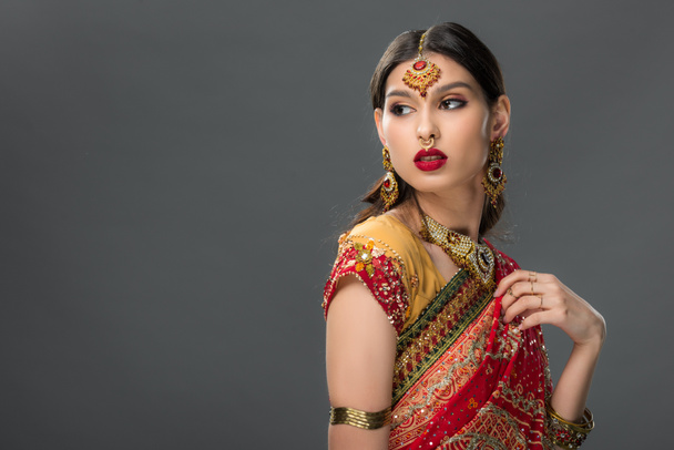 indianka, pozowanie w tradycyjne sari i akcesoria, na szarym tle  - Zdjęcie, obraz