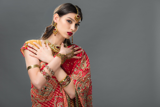 chica india posando en sari tradicional y accesorios, aislado en gris
  - Foto, Imagen