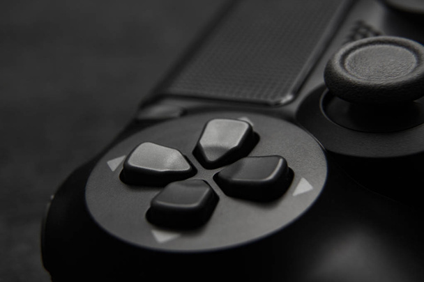 μοντέρνο μαύρο ασύρματο gamepad σε μαύρο φόντο - Φωτογραφία, εικόνα