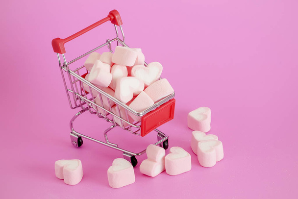 Pink hear marshmallow , Sweets hearts of marshmallow on pink background. Valentine's Day Gift - Foto, imagen