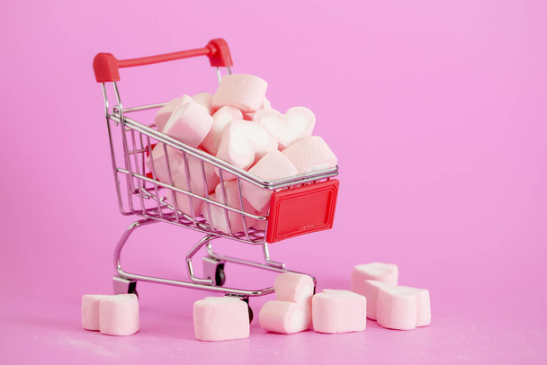 Pink hear marshmallow , Sweets hearts of marshmallow on pink background. Valentine's Day Gift - Valokuva, kuva