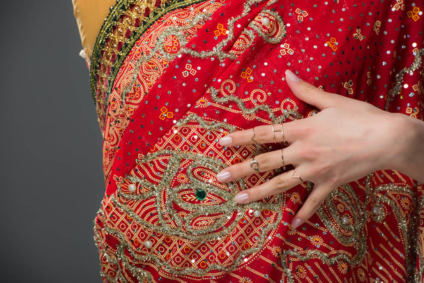 περικοπεί άποψη του indian γυναίκα sari παραδοσιακά, απομονώνονται σε γκρι  - Φωτογραφία, εικόνα