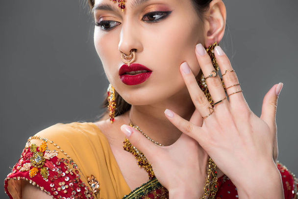 eleganckiej kobiety Indyjskie sari i akcesoria, na szarym tle  - Zdjęcie, obraz