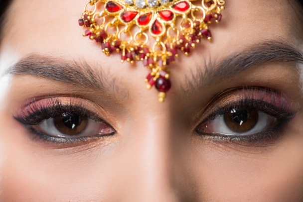 close up of beautiful indian woman in traditional bindi, isolated on grey  - Foto, imagen