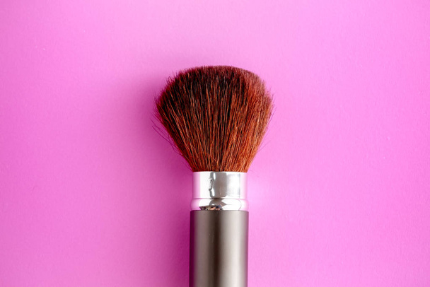 Cepillo de maquillaje sobre fondo de textura de papel pastel rosa. Color pastel, Mínimo y San Valentín concepto. Copiar espacio
 - Foto, imagen