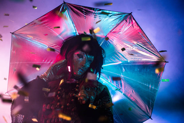 nő a velencei jelmez, maszk és parókát jelentő esernyő ködös háttér - Fotó, kép