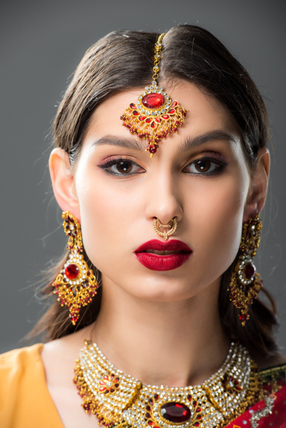 attractive indian woman in traditional bindi, isolated on grey  - Foto, Imagen