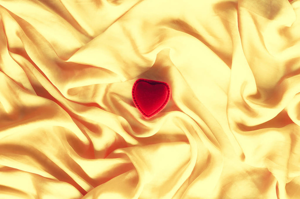Rode hart vormige de doos van de gift van juwelen op gouden zijde - Valentijnsdag, waar liefde, betrokkenheid en voorstel concept. Wil je met me trouwen? - Foto, afbeelding
