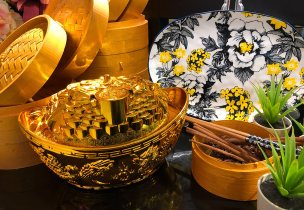 Настроювання китайський золото sycee (yuanbao) або китайський талісман та старовинні монети для святкування китайського нового року - Фото, зображення