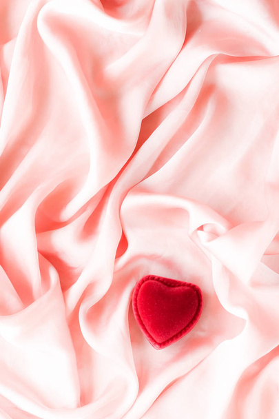 Punainen sydämen muotoinen koruja lahjapakkauksessa vaaleanpunainen silkki - Ystävänpäivä, tosi rakkaus, sitoutuminen ja ehdotus käsite. Olisitko ystävänpäiväni?
? - Valokuva, kuva