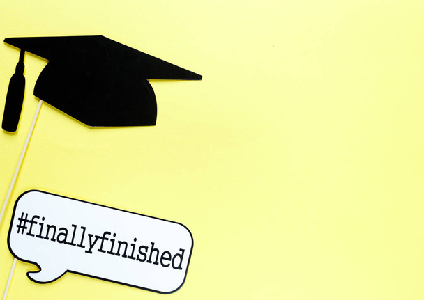 卒業のプリクラ小道具と創造的な背景: 帽子、ディプロマ、メガネ、明るい黄色い紙の背景に唇。教育、研究の概念.  - 写真・画像