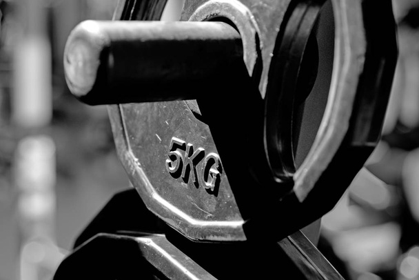 5kg barbell ή dumbell. κατάρτισης του αθλητισμού και weightloss. Μεταλλικά barbell. ταιριάζουν το σώμα σας και να χάσετε βάρος. Ελεύθερα βάρη στο γυμναστήριο. Εγκαταλελειμμένο γυμναστήριο έννοια. Τα αγαθά κόποις κτώνται - Φωτογραφία, εικόνα