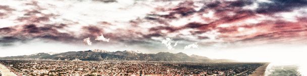 Панорамный вид с высоты птичьего полета на горизонт Форте дей Марми в солнечное зимнее утро, перспектива беспилотника, Тоскана - Италия
 - Фото, изображение