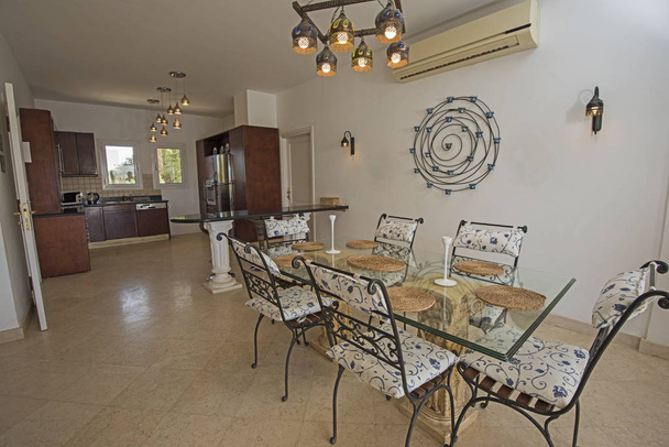 Κουζίνα και τραπεζαρία στα Ενοικιαζόμενα δωμάτια villa εμφάνιση σπίτι δείχνει διακόσμηση διακόσμηση επίπλωση με τραπέζι φαγητού - Φωτογραφία, εικόνα
