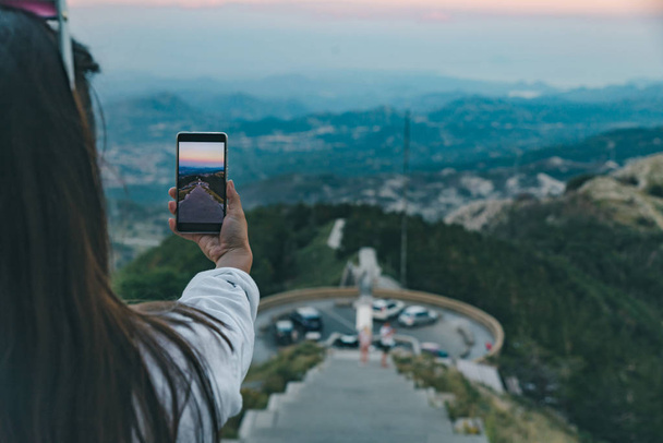 femme prenant des photos sur son téléphone de vue du mausolée de souverain montenegro. voyage d'été
 - Photo, image