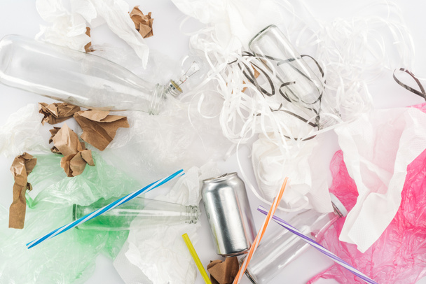Вид сверху на банки, стеклянные бутылки, бумажные полоски, бумагу, лампочки, пластиковые трубки и пластиковые пакеты
 - Фото, изображение