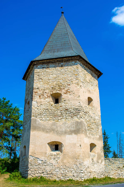 Krivche の古い古代の石造りの城タワーの写真 - 写真・画像