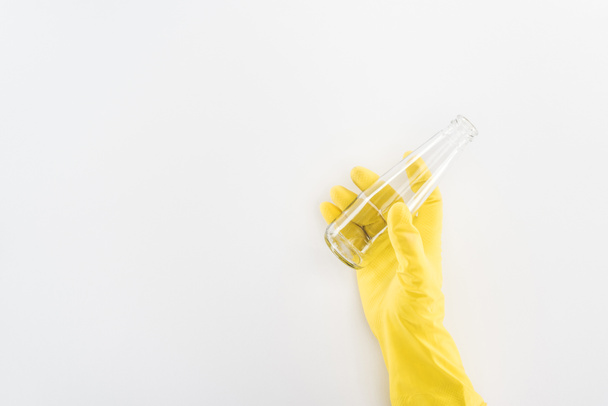 空のガラス瓶を保持している黄色のゴム手袋で男の部分的なビュー - 写真・画像