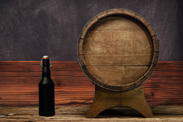 Botella de barril de madera y cerveza negra sobre una vieja mesa de madera de roble
. - Foto, imagen