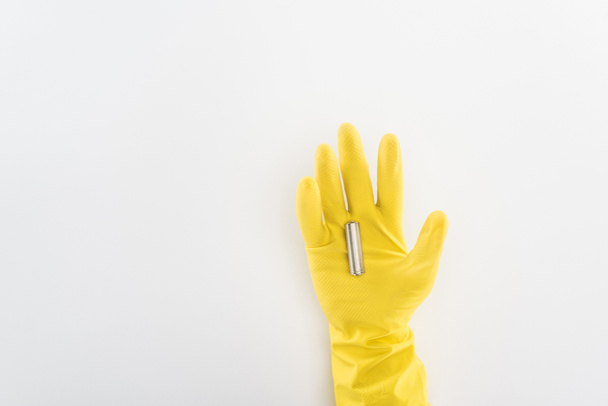 Vista ritagliata dell'uomo in guanti di gomma gialla con batteria su sfondo grigio
  - Foto, immagini