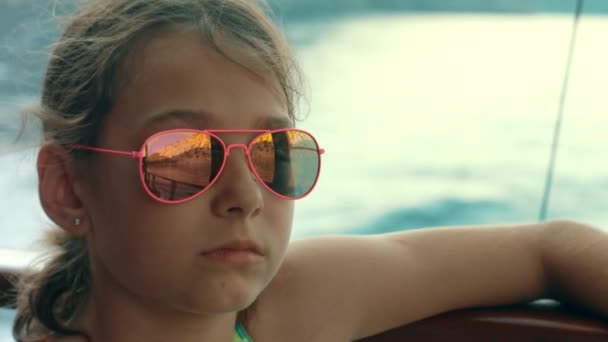 Νεαρό κορίτσι ψάχνει στη θάλασσα από το γιοτ. Κορίτσι ταξίδια με βάρκα σε καλοκαιρινές διακοπές - Πλάνα, βίντεο