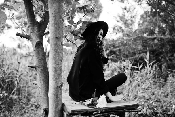Smyslná dívka v černém, rudé rty a klobouk. Goth dramatické žena. Černobílý portrét. - Fotografie, Obrázek