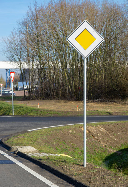 cartello stradale in una strada - segno di resa o segno di cedimento
 - Foto, immagini