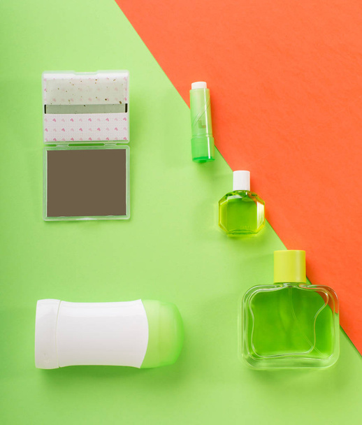 Oogdruppels, deodorant, lip balsem, parfum, blotting papers - Foto, afbeelding