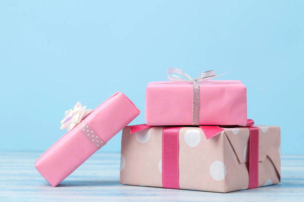 Geschenkboxen. Geschenke auf sanft blauem Hintergrund. Urlaub. Valentinstag. Frauentag. Muttertag. Raum für Text - Foto, Bild