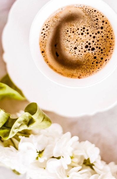 Vintage φλιτζάνι αρωματικό espresso, flatlay - τέλειο πρωινό και θηλυκό στυλ έννοια. Μου αρέσει ο καφές το πρωί μου - Φωτογραφία, εικόνα