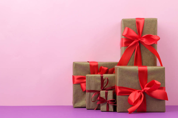 Geschenkboxen. Geschenke auf sanftem rosa und lila Hintergrund. Urlaub. Valentinstag. Frauentag. Muttertag. Raum für Text - Foto, Bild
